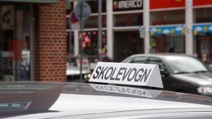 Itt a skolevogn felirat jelzi számunkra hogy "mazsola" van az úton :-) forrás: www.dr.dk
